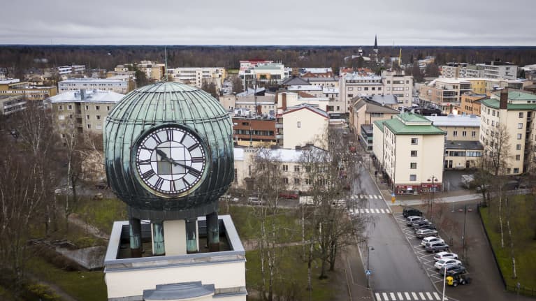 Strenbergin tupakkatehtaan kellotorni ja Pietarsaaren kaupunkia. 