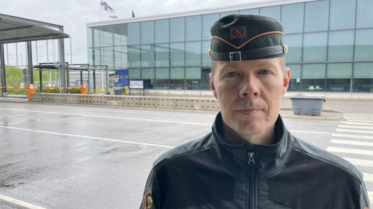Kaakkois-Suomen rajavartioston komentaja, everstiluutnantti Jukka Lukkari Nuijmaan rajanylityspaikalla Lappeenrannassa.