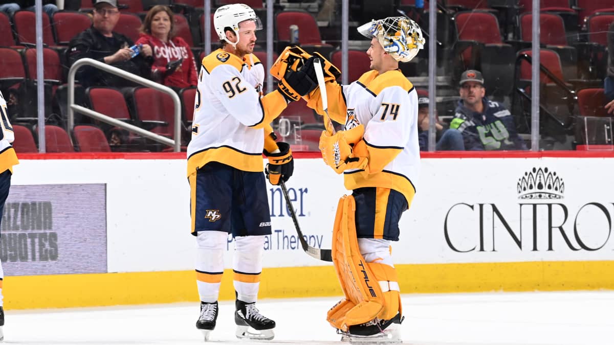Nashvillen maalivahti Juuse Saros ja Ryan Johansen iloitsevat Arizona-voitosta NHL:ssä 9.1.2022.