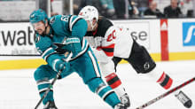 Jääkiekkoilija Erik Karlsson suojaa kiekkoa.
