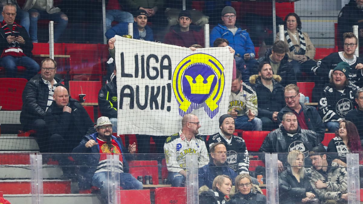 Kiekko-Espoon kannattajat vaativat liigaa-auki SM-liigan ottelussa TPS-Ässät.