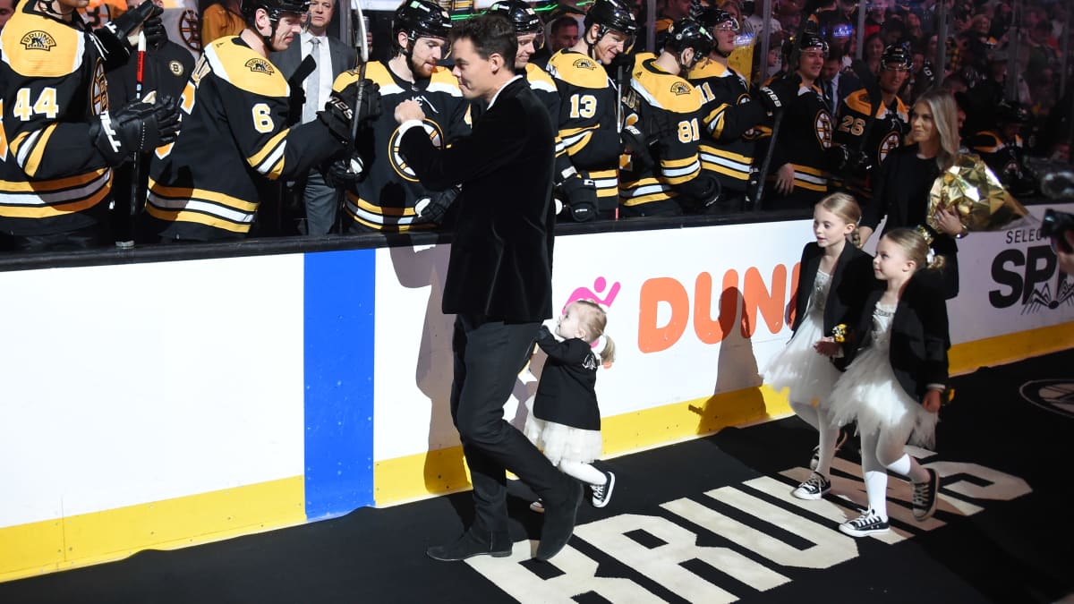 Tuukka Rask kiitti Boston Bruinsin joukkuetta juhlatilaisuudessaan.