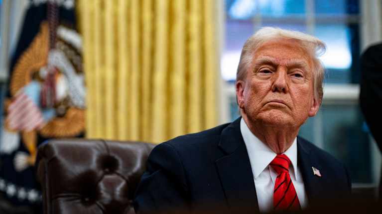 Yhdysvaltain presidentti Donald Trump istuu tuolilla Oval Officessa Valkoisessa talossa.