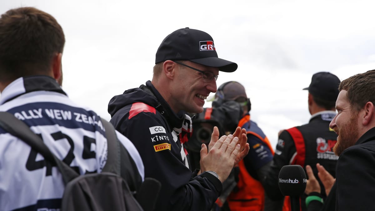 Jari-Matti Latvala hymyilee.
