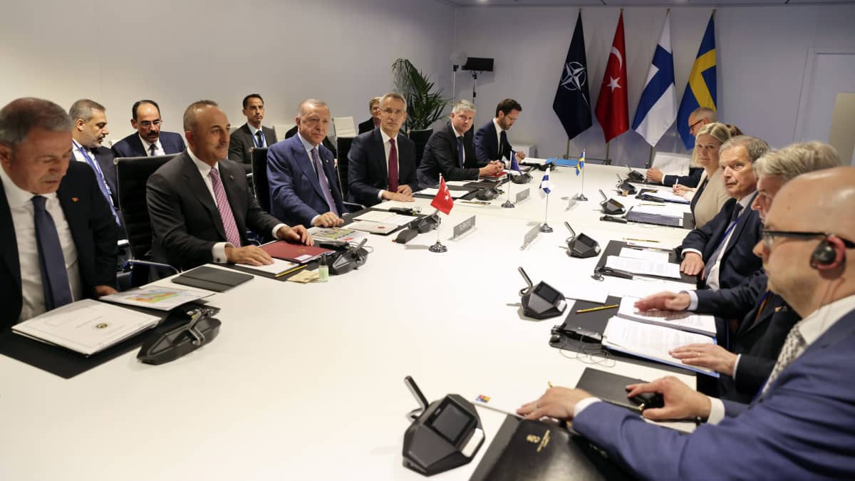 Turkin, Naton, Ruotsin ja Suomen edustajat neuvottelupöydän ympärillä.