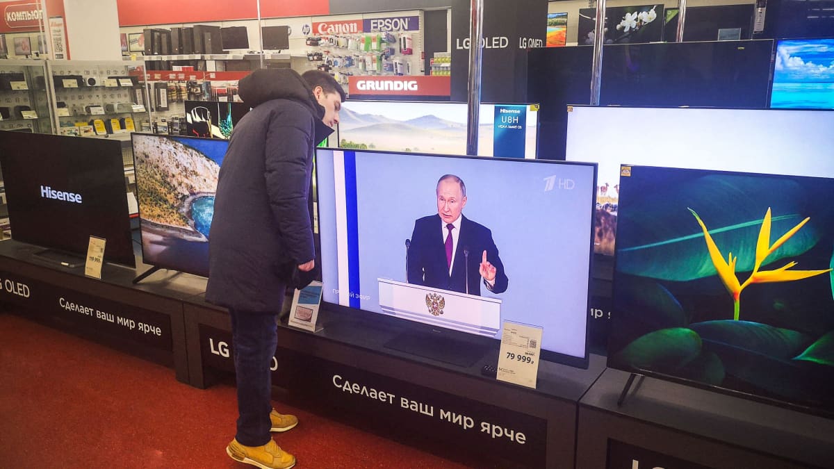 Vladimir Putin näkyy televisiossa elektroniikkakaupassa.