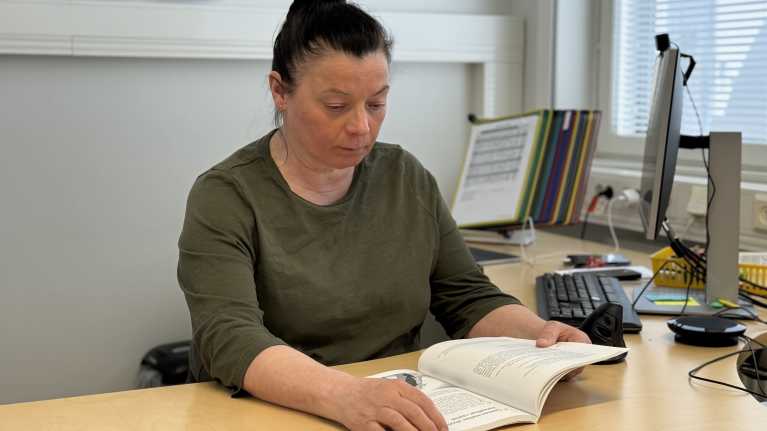 Mirja Laiti on saamenkielisten ja kulttuurinmukaisten palvelujen palvelupäällikkö Lapin hyvinvointialueella