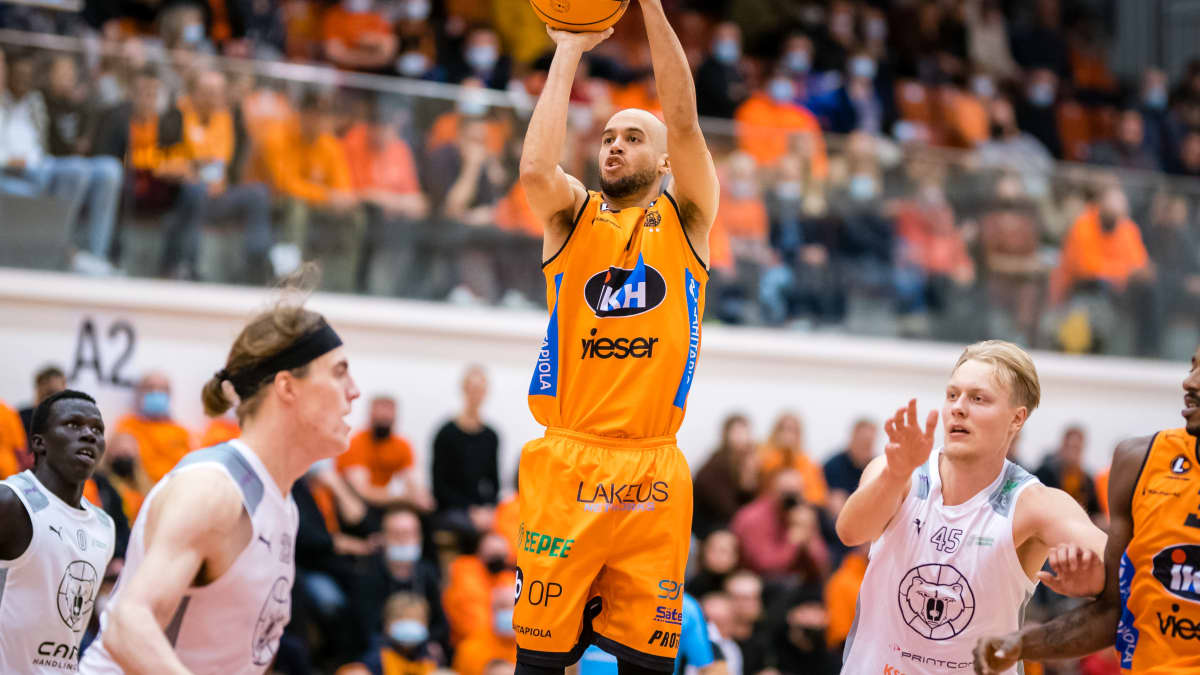 Cameron Jones heittää koripalloa.