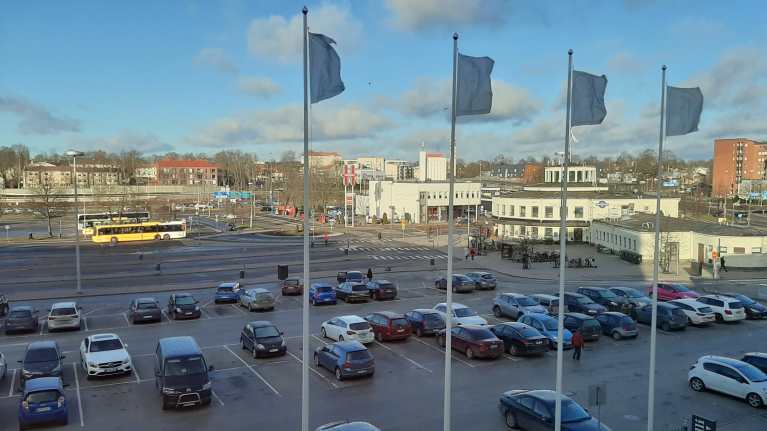 Åbo busstation med parkerade bilar i förgrunden.