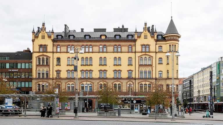 Tampereen Keskustori kuvattuna syksyllä 2022. Kuvan laidassa näkyy kulkevan myös ratikka.