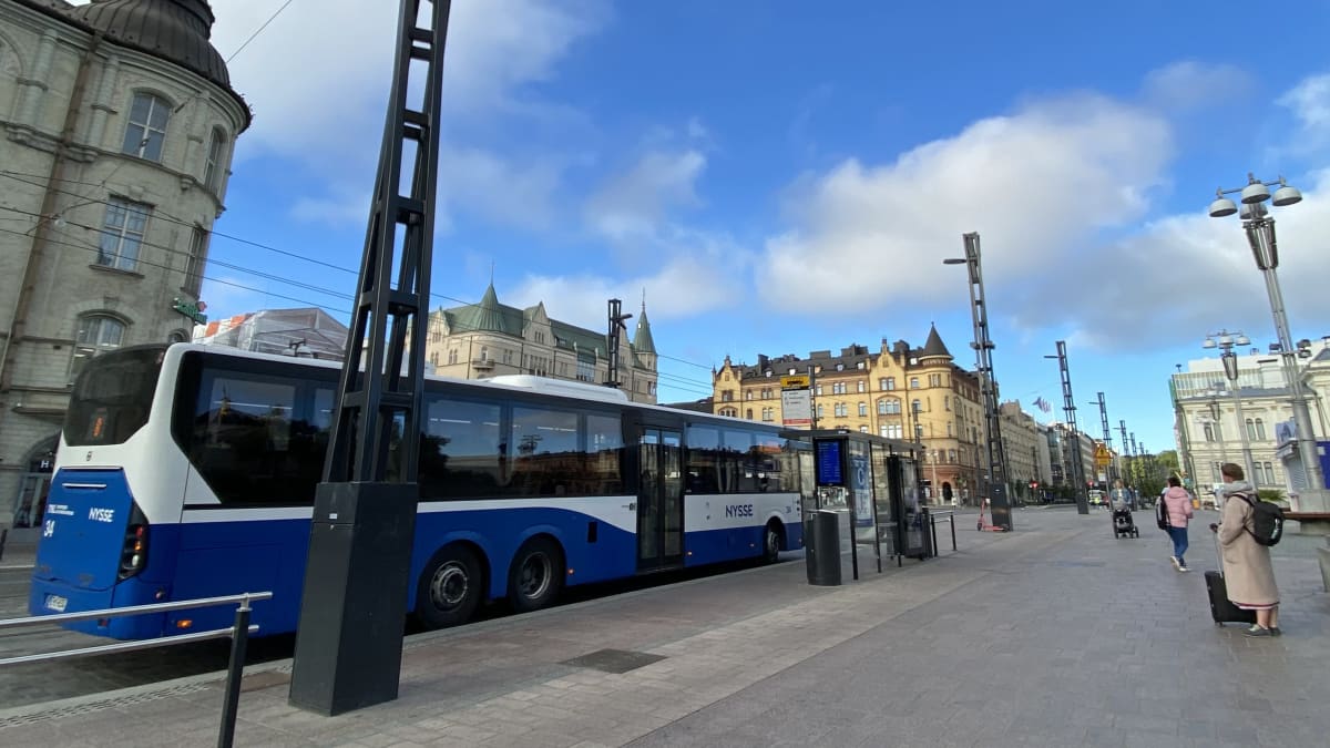 Näkymä Tampereen Keskustorista, jonka keskellä kulkevalla Hämeenkadulla menee Nyssen bussi.