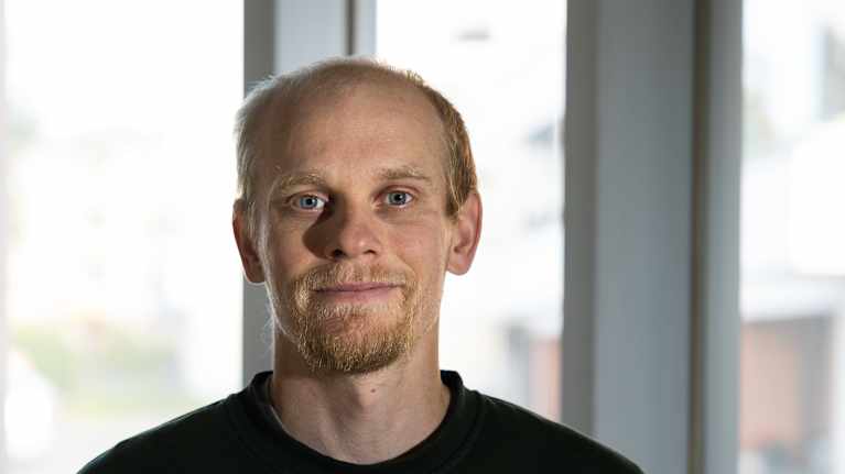 Peter Söderström tittar rakt mot kameran.