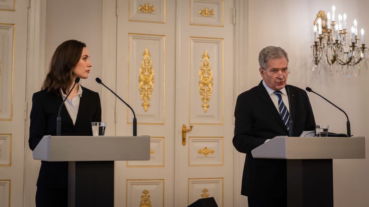 Pääministeri Sanna Marin ja presidentti Sauli Niinistö tiedotustilaisuudessa presidentin linnassa.