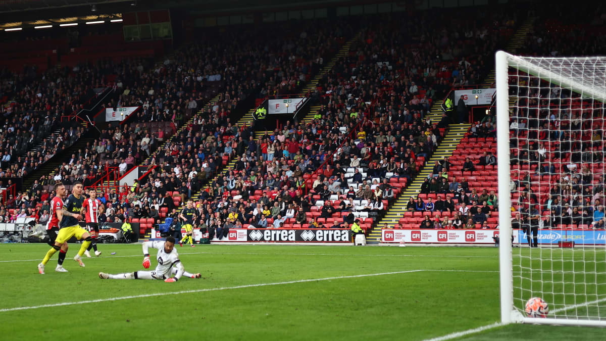 Miguel Almiron iskee 6–0 Sheffield Unitedia vastaan 24.9.2023.