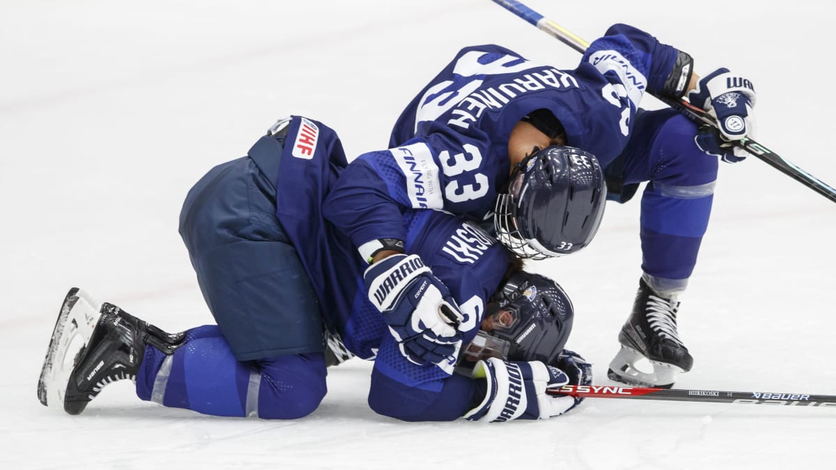 Michelle Karvinen lohduttaa Jenni Hiirkoskea.