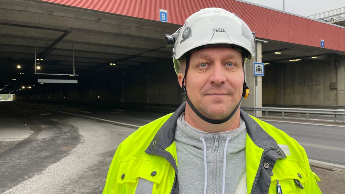 Lapin ELY-keskuksen tunnelin hallinnoija Jaakko Myllylä seisoo Nelostiellä Revontulitunnelin edustalla Rovaniemellä.