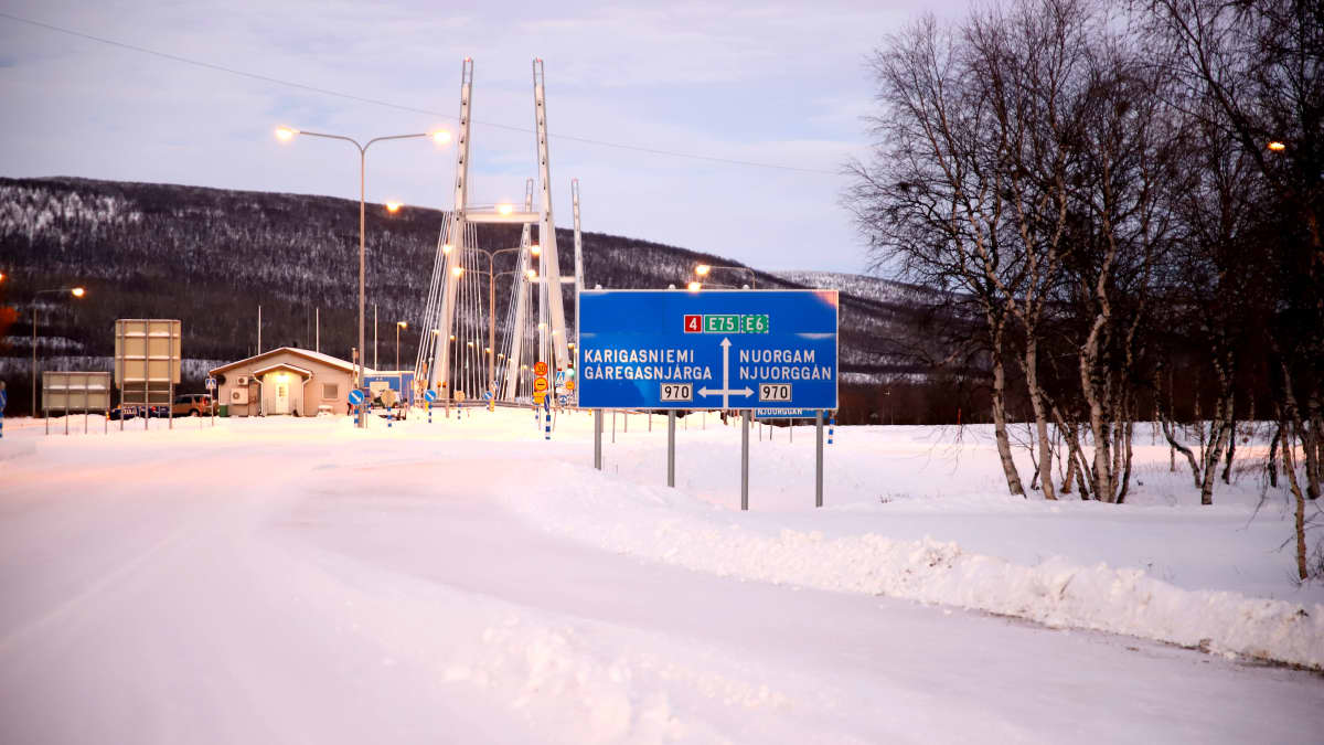 Utsjoen tullin rakennus ja Saamen silta.