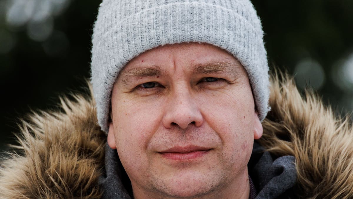 Antti Kaikkonen lapsensa kanssa kotikulmillaan Tuusulassa.