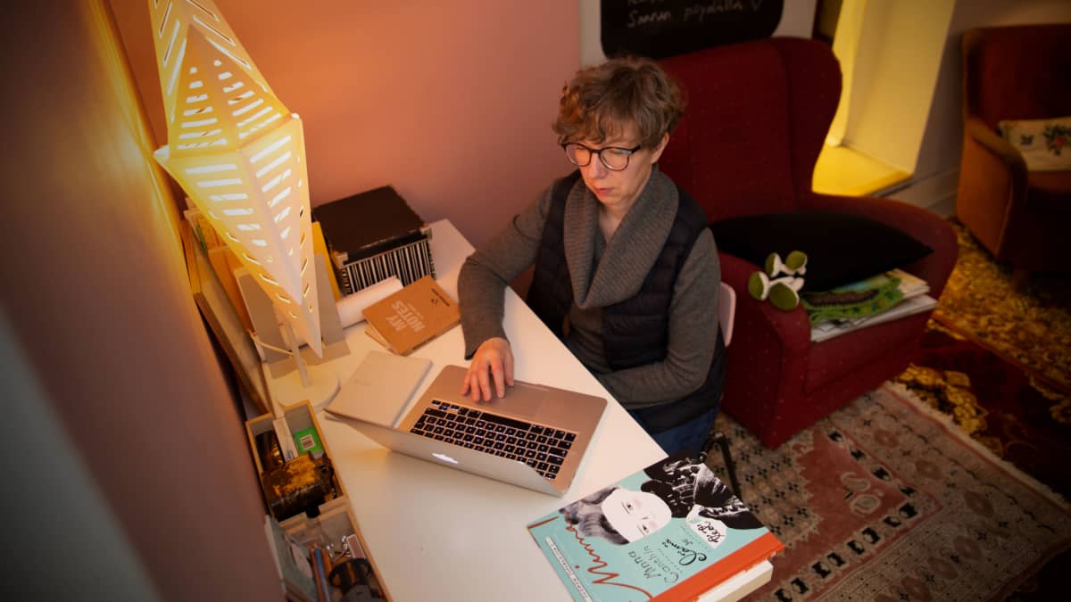 Toimittaja ja lastenkirjailija Leena Virtanen kirjoittaa tietokoneella.