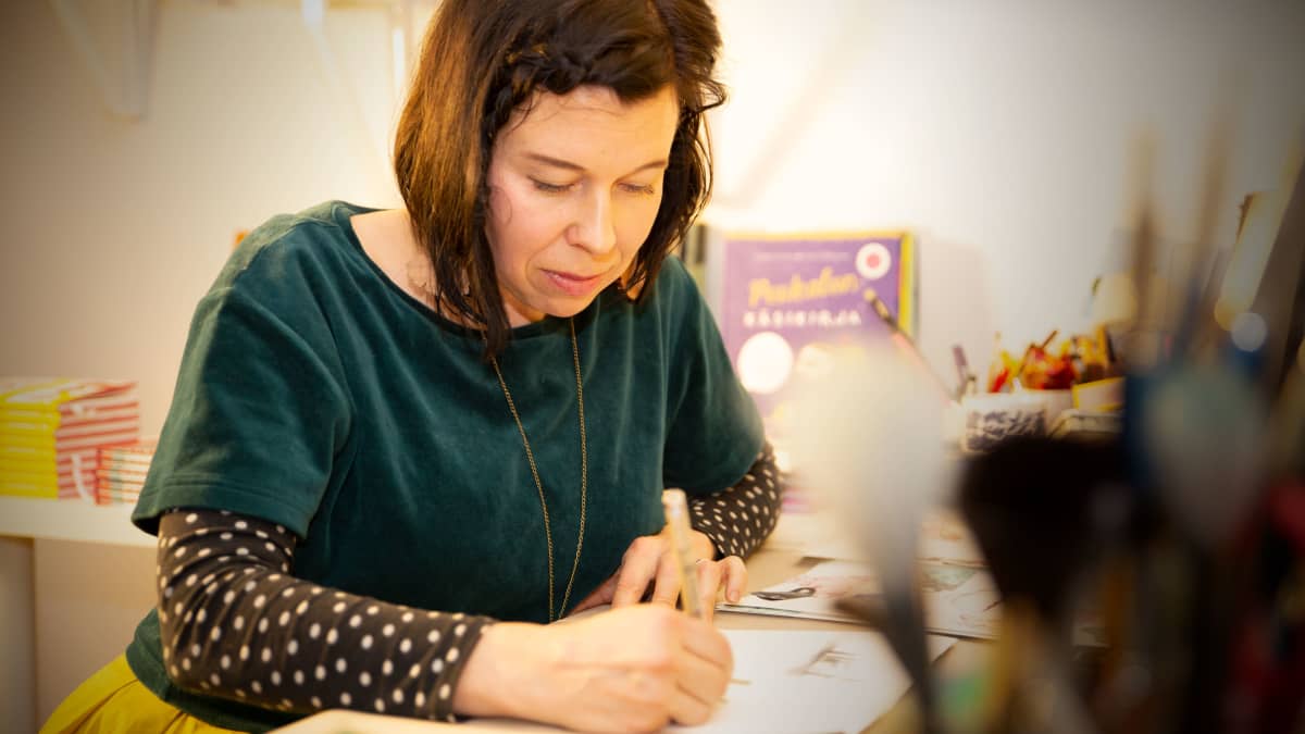 Kuvittaja Sanna Pelliccioni kuvittaa lastenkirjaa