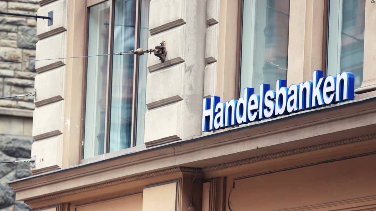 Handelsbanken's logo on the building's facade.