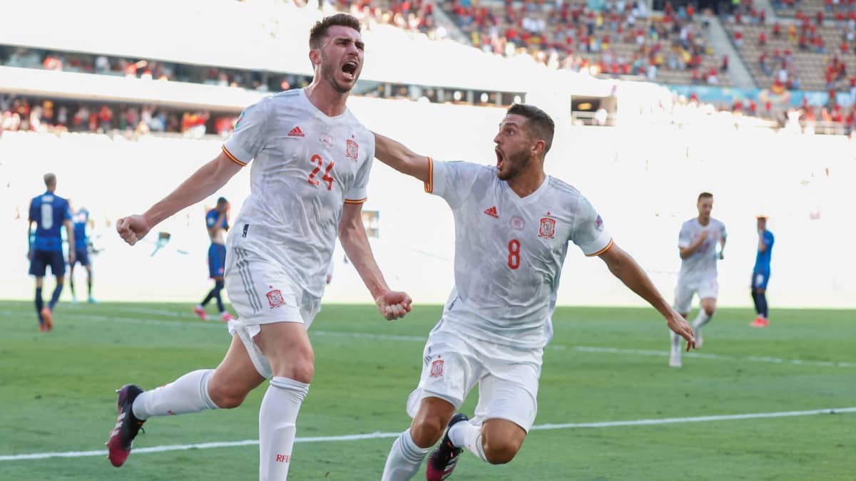 Espanjan Aymeric Laporte ja Koké juhlimassa 2–0-maalia Slovakiaa vastaan.