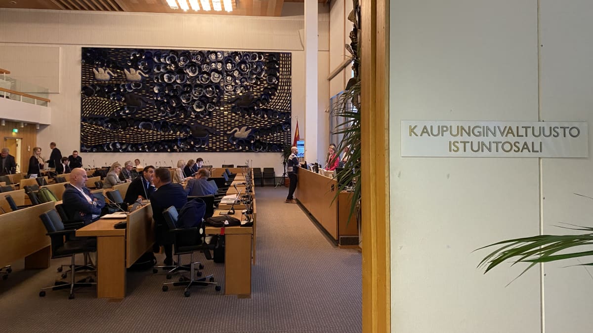 Tampereen kaupungin valtuustosali ja valtuutettuja.