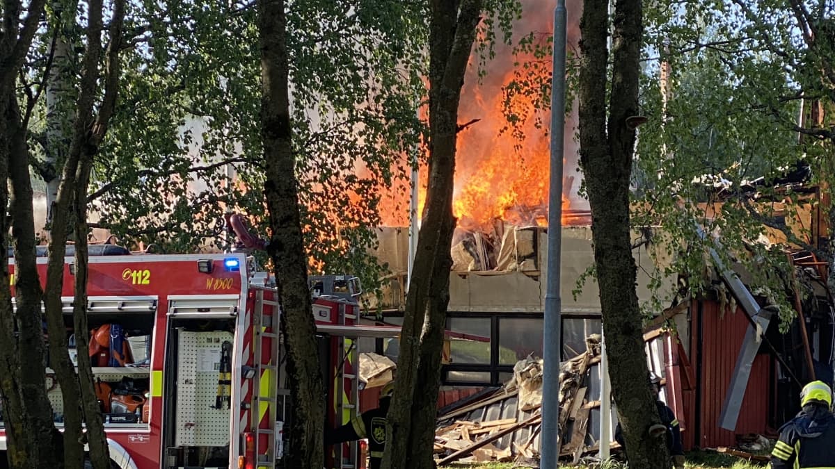 Tulipalo Tampereella Tesoman valtatiellä Tammermaticin entisessä tehdasrakennuksessa.