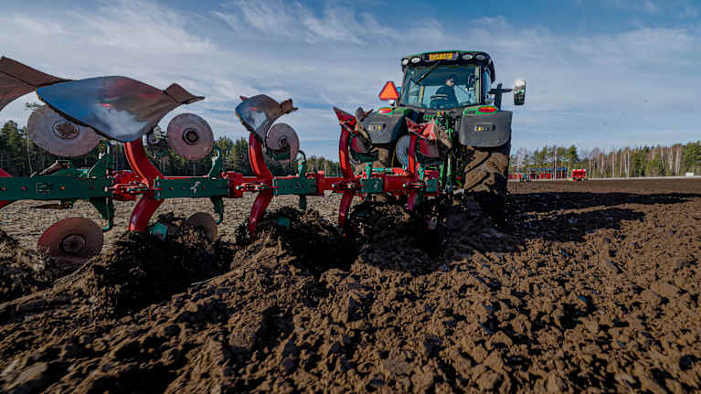 Odlar potatis med traktor