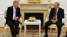 President Sauli niinistö och president vladimir Putin sitter på två stolar med en blomma emellan sig.
