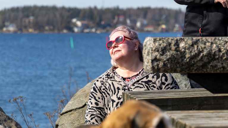Jaana Toivonen nauttimassa kevät päivästä puistossa.