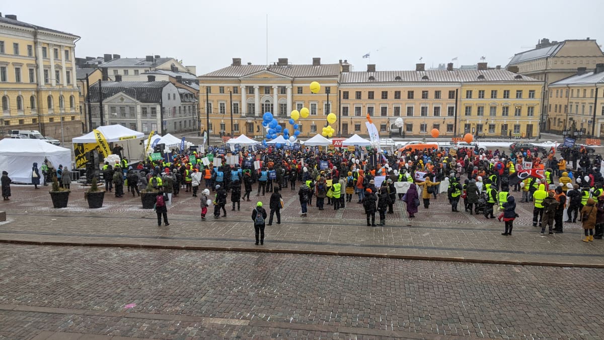 Kymmeniä mielenosoittajia Senaatintorilla.