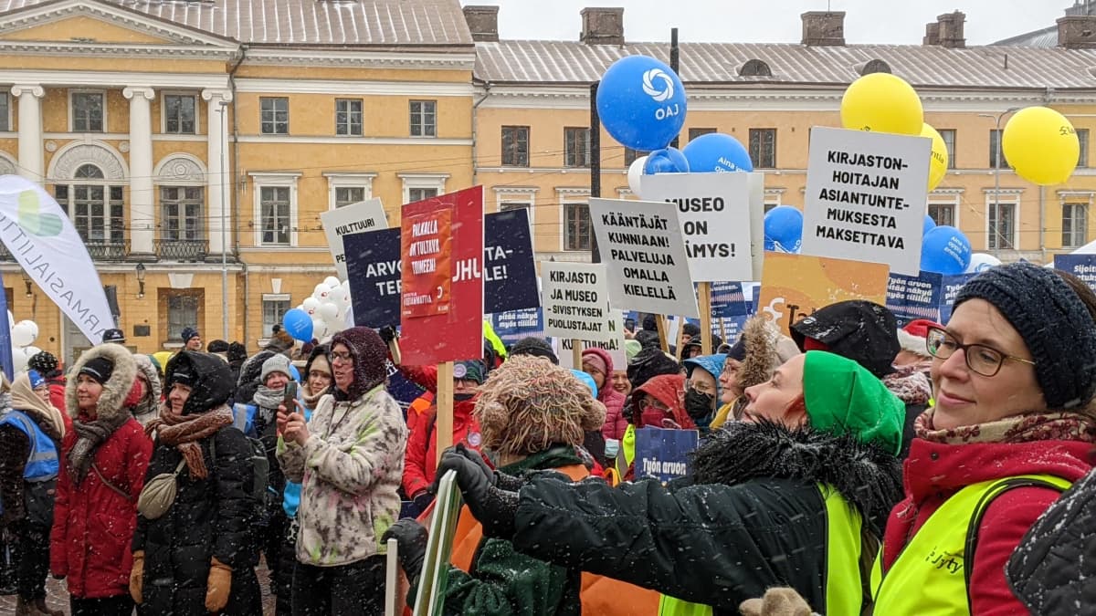 Helsingin Senaatintorilla järjestettiin kunta-alan työntekijöiden Palkkapäivä-mielenilmaus. Kuvassa mielenosoittajia kylttien kanssa.