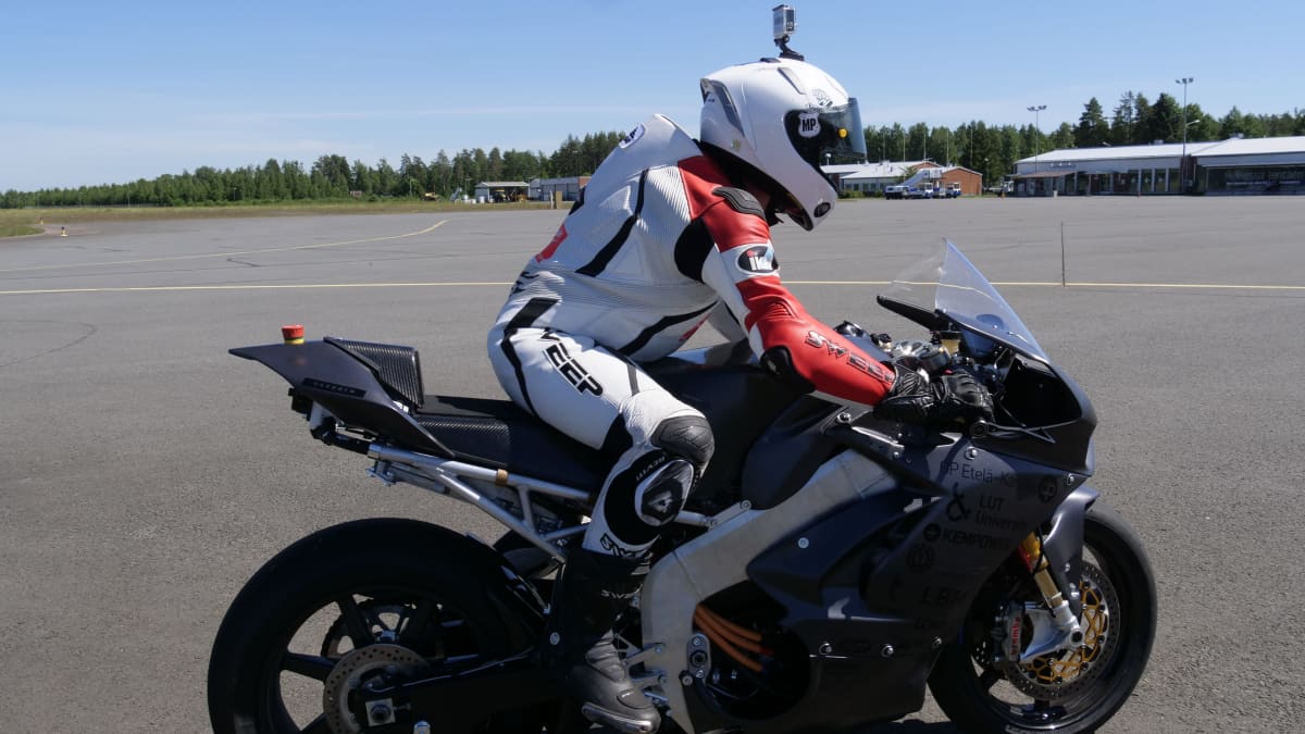Pauli Pekkanen sähkömoottoripyörällä Lappeenrannan lentokentällä.