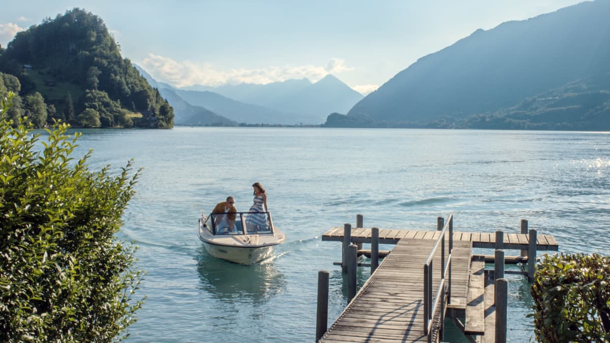 Pysäytyskuva Ragnar Kjartanssonin videoteoksesta Vene. Pariskunta saapuu satamaan sveitsiläisellä järvellä.