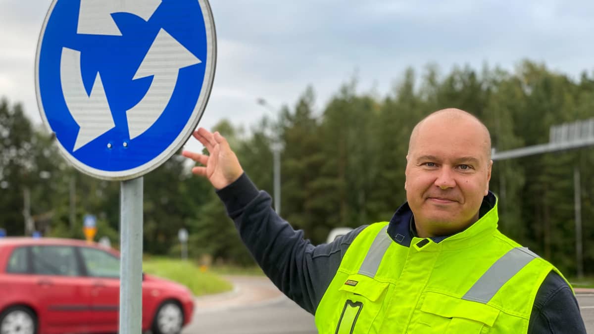  Liikenneturvan Lounais-Suomen yhteyspäällikkö Tapio Heiskanen kiertoliittymän liikennemerkin vieressä.