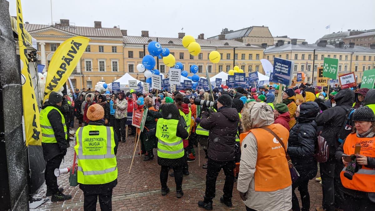 Helsingin Senaatintorilla järjestettiin kunta-alan työntekijöiden Palkkapäivä-mielenilmaus. Kuvassa paljon huomioliiveihin pukeutuneita mielenosoittajia torilla.