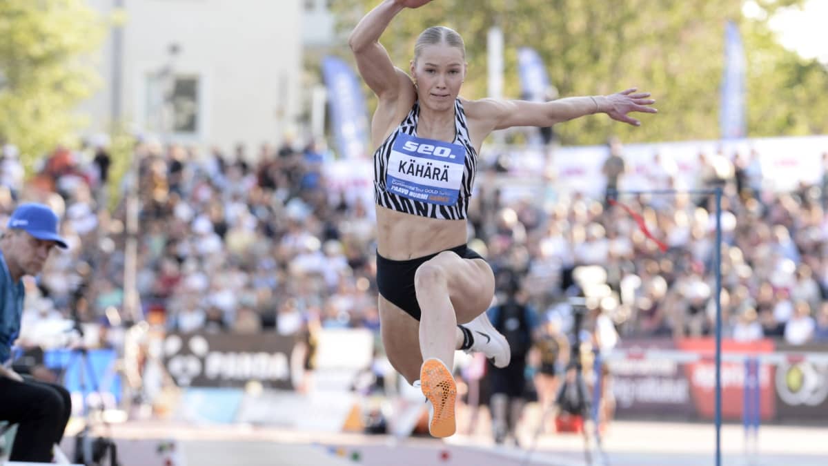 Jessica Kähärä hoppar tresteg.