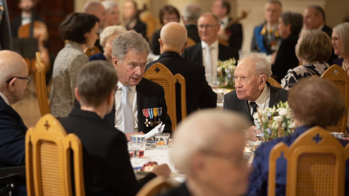 President Sauli Niinistö dines with war veterans.