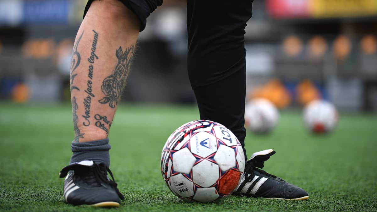 Pele Koljonen har en tatuering på benet.