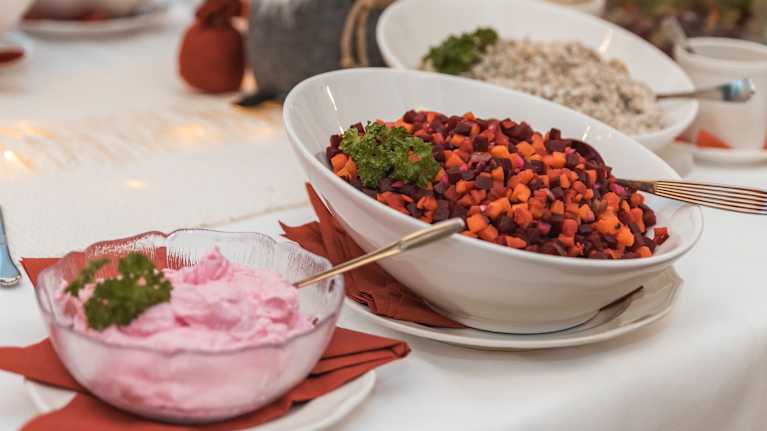 A pink sauce is served with the rosolli, which is made from cream or whipped cream and colored with beetroot. Photo: Simo Pitkänen / Yle