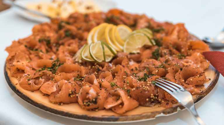Salmon cut into thin slices. Photo: Simo Pitkänen / Yle