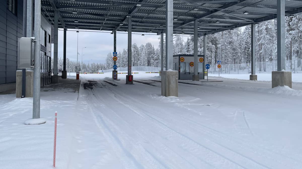 Rajavalvontalaitoksen rajanylityspaikka talvella, kaksi ajokaistaa jotka molemmat tyhjänä.