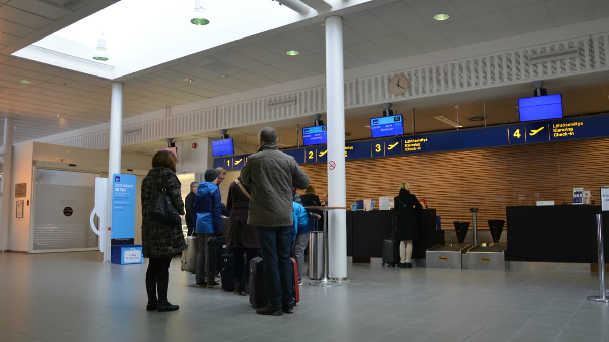 Matkustajia jonottamassa lähtöselvitykseen Vaasan lentoasemalla.