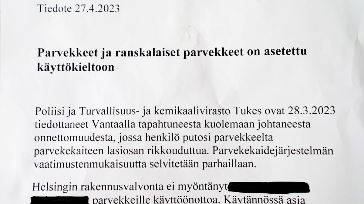 Parvekkeiden käyttökieltolappu lasiin kiinnitettynä.