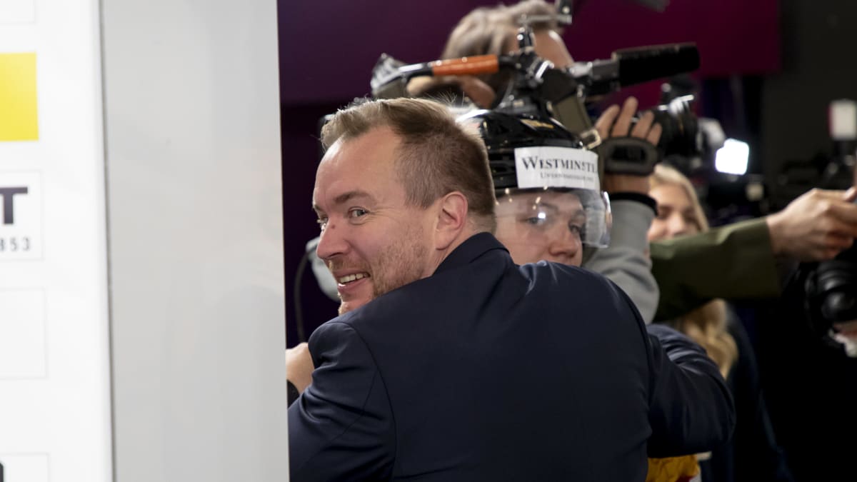 Pekka Kangasalusta halaa Moritz Seideria MM-välierän jälkeen Tampereella 2023.