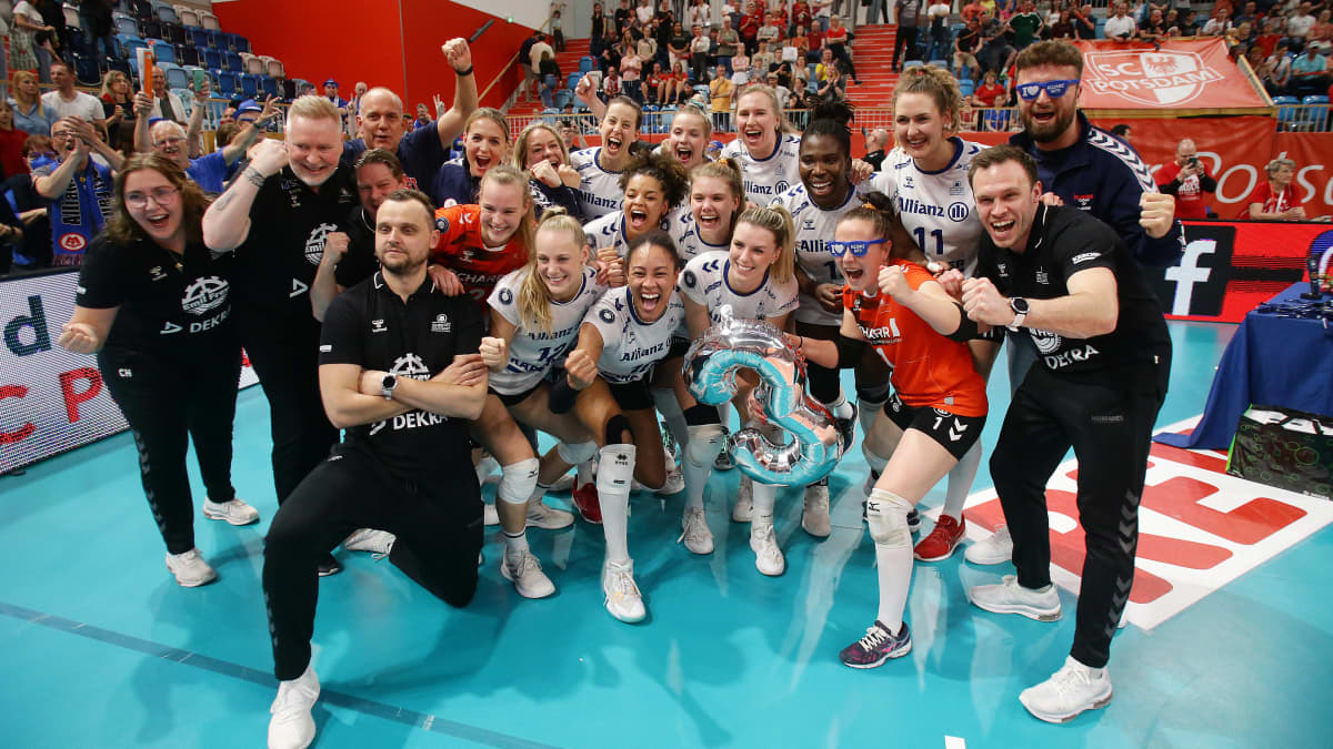 Roosa Koskelo (oikealla oranssissa paidassa) juhlii joukkueensa kanssa Saksan mestaruutta.