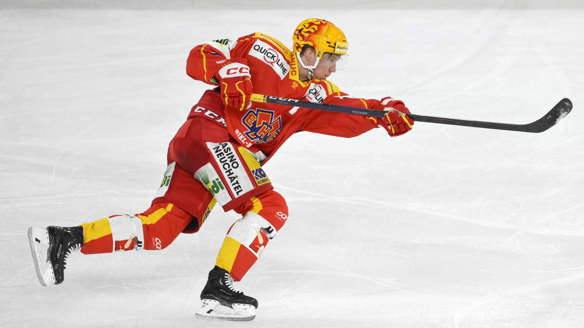  Toni Rajala pelaa jääkiekkoa.