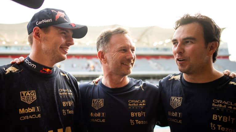Max Verstappen, Christian Horner ja Sergio Perez. 