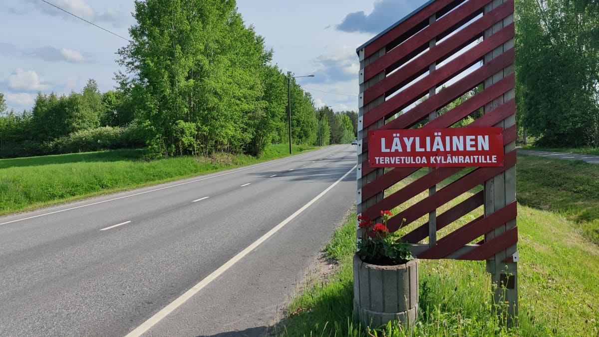 Tienvarsikyltti, jossa toivotetaan tervetulleeksi Läyliäisten kylään.